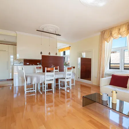 아파트 Lucy Retreat - Center - Near Diocletian's Palace With Jacuzzi