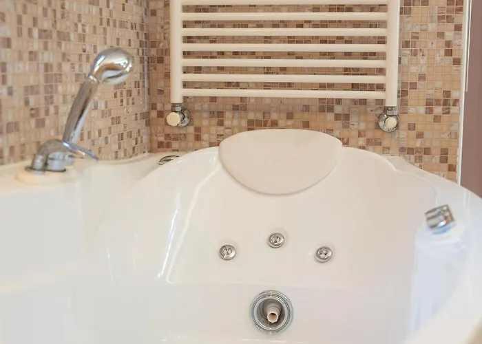 Apartment Lucy Retreat - Center - Near Diocletian's Palace With Jacuzzi *