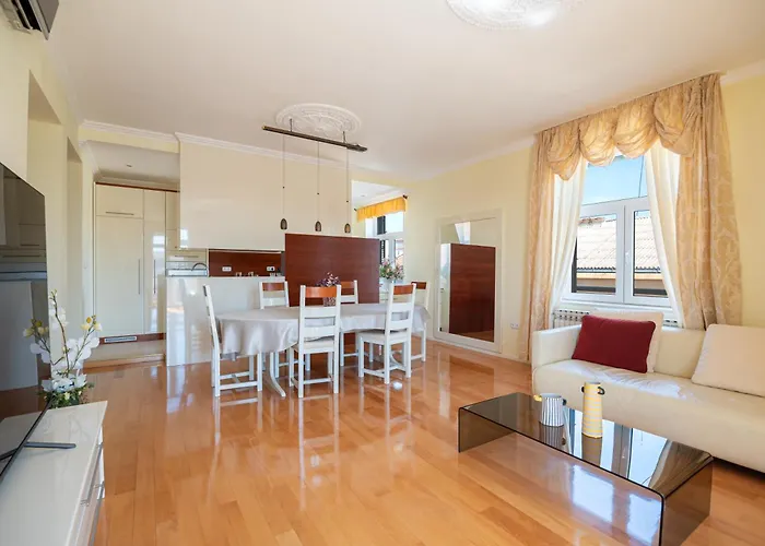 Apartment Lucy Retreat - Center - Near Diocletian's Palace With Jacuzzi
